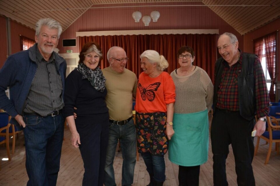 KOSER SEG SAMMEN. Det er mange som er med på å lage mat på fellesheimen i Valnesfjord. Her fra servering i 2015. Fra venstre: Arne Hegge, Lillian Birkelund, Kenny NygÃ¥rd, Gudny Hegge, Marit Joakimsen og Franz Kristiansen. KOSER SEG SAMMEN. Det er mange som er med på å lage mat på fellesheimen i Valnesfjord. Her fra servering i 2015. Fra venstre: Arne Hegge, Lillian Birkelund, Kenny NygÃ¥rd, Gudny Hegge, Marit Joakimsen og Franz Kristiansen.