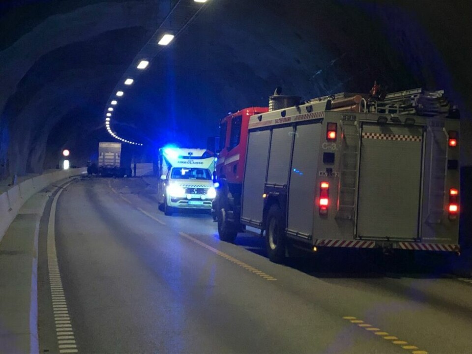 FRONT MOT FRONT.Det har vært en alvorlig front til front-kollisjon torsdag morgen. FRONT MOT FRONT.Det har vært en alvorlig front til front-kollisjon torsdag morgen. Foto: Helge Simonsen