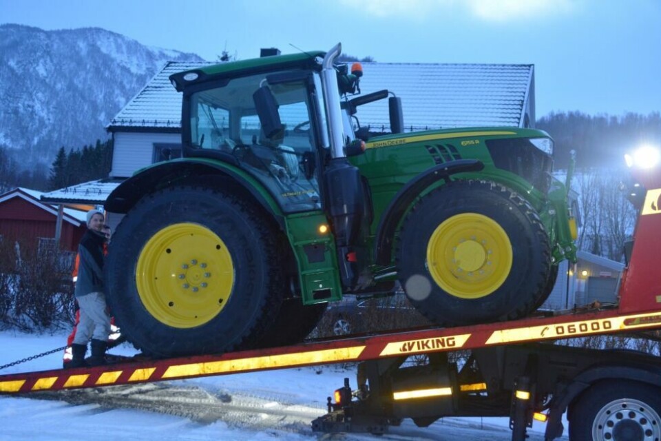 Misvær-bonden Ørjan Simonsen har investert i splitter ny traktor. Misvær-bonden Ørjan Simonsen har investert i splitter ny traktor. Foto: Ole Kristian Andreassen