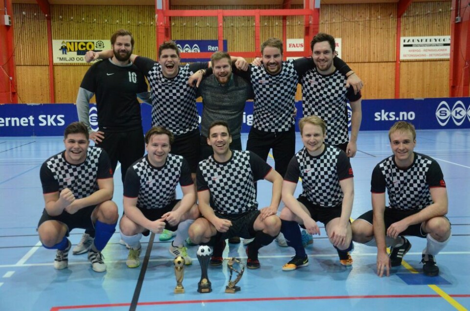 VINNERE. Sjakk Matt tok seieren i SKS X-mas cup, slik de gjorde i 2014. Bak fra venstre: Sondre Sandberg, Morten Paulsen Særen, Kevin Slettmyr, Patrick Håkonsen og Geir Andersen. Foran fra venstre: Vegard Paulsen Særen, Christer Nyrud, Jørgen Olsen, Simen Gangstøe og Emil Hansen. Petter Paulsen var syk på finaledagen, men spilte i innledende runder. VINNERE. Sjakk Matt tok seieren i SKS X-mas cup, slik de gjorde i 2014. Bak fra venstre: Sondre Sandberg, Morten Paulsen Særen, Kevin Slettmyr, Patrick Håkonsen og Geir Andersen. Foran fra venstre: Vegard Paulsen Særen, Christer Nyrud, Jørgen Olsen, Simen Gangstøe og Emil Hansen. Petter Paulsen var syk på finaledagen, men spilte i innledende runder. Foto: Espen Johansen