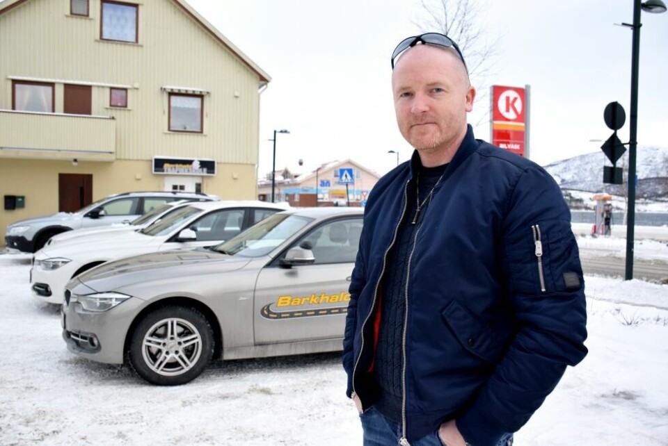 FORNØYD. Kjøreskolelærer Terje Barkhald er fornøyd med at regjeringen har endret mening om fravær og kjøretimer. - Det nytter ikke at elever skal lære å kjøre bil når de er trøtte, og når det i tillegg er lite trafikk, sier Barkhald. FORNØYD. Kjøreskolelærer Terje Barkhald er fornøyd med at regjeringen har endret mening om fravær og kjøretimer. - Det nytter ikke at elever skal lære å kjøre bil når de er trøtte, og når det i tillegg er lite trafikk, sier Barkhald. Foto: Frida Kalbakk