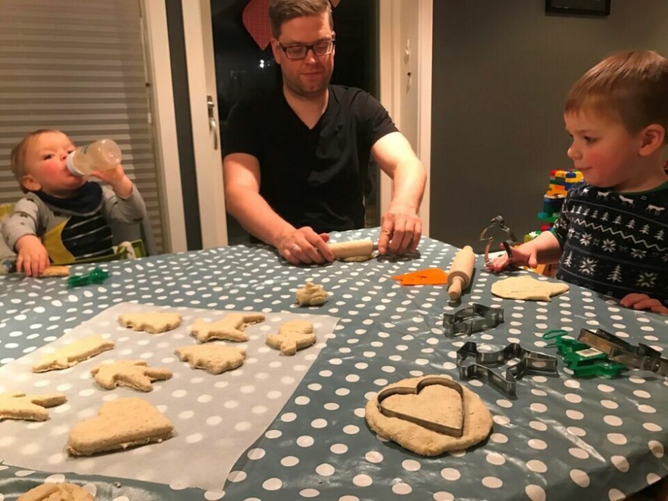 NØDLØSNING. Når pepperkakedeigen har mugnet og alle vil bake. Da får man vri de små grå. Det ble rundstykker med juleform. Sondre (1), Arild (37) og Vetle (3) har trua. NØDLØSNING. Når pepperkakedeigen har mugnet og alle vil bake. Da får man vri de små grå. Det ble rundstykker med juleform. Sondre (1), Arild (37) og Vetle (3) har trua. Foto: Frida Kalbakk