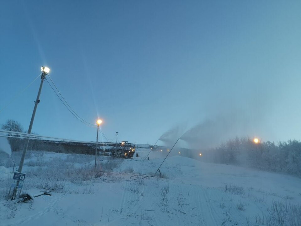 KUNSTSNØ. Tirsdag ettermiddag begynte kunstsnøproduksjonen i Holtanlia. KUNSTSNØ. Tirsdag ettermiddag begynte kunstsnøproduksjonen i Holtanlia. Foto: Tarjei Abelsen