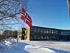 FLAGG PÅ HALV STANG. Torsdag ble det flagget på halv stang på Fauske videregående skole. Det vil fortsatt ta en ukes tid, før rektor håper at skolen kan komme tilbake til hverdagen. Nå er det lite undervisning her, elever og lærere møtes for å prate om det som har skjedd. Foto: Tarjei Abelsen