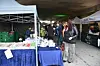 UNDER TAK. Heldigvis begynte det ikke å regne før borti klokka 14 lørdag, på dag nummer to av matfestivalen. Likevel så gjorde det ikke så mye da bodene er under tak.