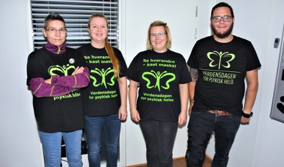 SAMMEN FOR HELSEN. Kim Elin Nilsen, Margrethe Stokland, Carina Svemo Stokland og Stian Olsen gleder seg til å satse enda større på Verdensdagen for psykisk helse i år. Kim Elin og Carina er brukerrepresentanter og medarrangører, mens Stian og Margrethe arbeider i psykiatritjenesten. De syns det er viktig å vise fram at menneskene som sliter er helt vanlige folk. SAMMEN FOR HELSEN. Kim Elin Nilsen, Margrethe Stokland, Carina Svemo Stokland og Stian Olsen gleder seg til å satse enda større på Verdensdagen for psykisk helse i år. Kim Elin og Carina er brukerrepresentanter og medarrangører, mens Stian og Margrethe arbeider i psykiatritjenesten. De syns det er viktig å vise fram at menneskene som sliter er helt vanlige folk. Foto: Victoria Finstad
