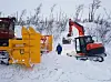 STØRRELSESFORSKJELL. Både mann og maskin ble små i størrelse sammenlignet med den enorme snøfreseren, som satte seg fast da den skulle frese Nordlandsbanen fri for snø. Foto: Vamek AS