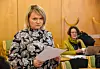 JOBBER HARDT. Økonomisjef Kariann Sørdahl i Fauske kommune jobber sammen med sine kolleger for å gjøre ferdig regnskapet for kommunen i 2017. Foto: Sylvia Bredal
