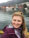 ELSKER NORGE. Veronika Militká har vært i Norge i en ukes tid nå, og reist mye rundt på Vestlandet. Her er hun ved bryggene i Bergen.