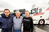 TRE GENERASJONER. Veteranen fremfor noen i transportbransjen Øyvind Jensen (69) hadde med seg sønnen Erik (47) og barnebarnet Nick (21) da de fikk ut den 117 bilen til familien til høyre. Foto: Arild Bjørnbakk