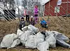 STOR JOBB. Barnas turlag Fauske og Sørfold har hatt ryddedugnad på Fauske bygdetun. Ryddelaget fjernet hele 19 store sekker med søppel, og her ser vi noen av miljøheltene som deltok i aksjonen. Fra venstre Edvard Davidsen Egerdahl, Pia Michaelsen, Vårin Egerdahl, Ellinor Aertker Solvang, Erlend Davidsen Egerdahl. Alle foto: Irene Andreassen