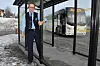 RETT GJENNOM. Bussjåfør Jan-Erik Vesterås går tvers gjennom der det skulle vært en glassrute. Han opplever ofte at passasjerene klager over kald ventetid på busstoppet ved Shell Fauske. Foto: Victoria Finstad