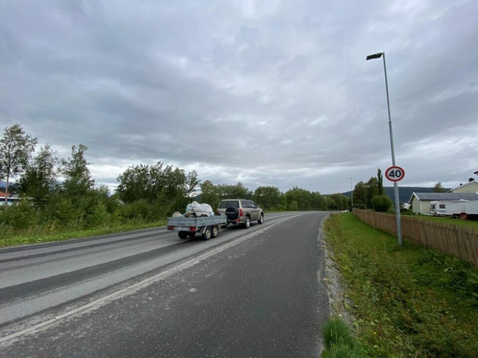 HOLDER DETTE? Når man passerer jernbanebrua og videre mot E6, er dette ensomme 40-skiltet stridens kjerne. Hvis man kommer fra Hauan, er dette den første indikajsonen på at fartsgrensa endres. Om det er nok, kan ikke engang Statens Vegvesen svare klart på. HOLDER DETTE? Når man passerer jernbanebrua og videre mot E6, er dette ensomme 40-skiltet stridens kjerne. Hvis man kommer fra Hauan, er dette den første indikajsonen på at fartsgrensa endres. Om det er nok, kan ikke engang Statens Vegvesen svare klart på. Foto: Helge Simonsen