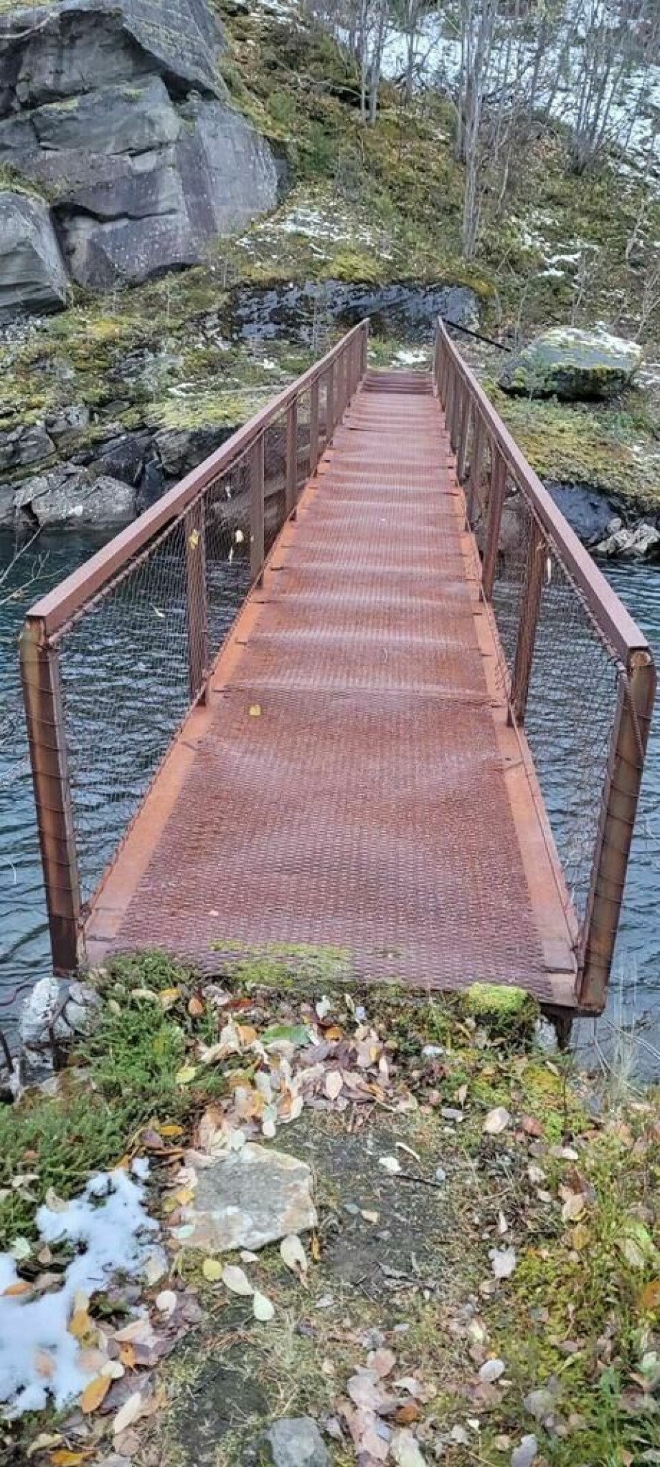 ENSOM OG FORLATT. Flere store offentlige virksomheter er spurt, men ingen vil ta ansvar for den 50 år gamle brua. ENSOM OG FORLATT. Flere store offentlige virksomheter er spurt, men ingen vil ta ansvar for den 50 år gamle brua.