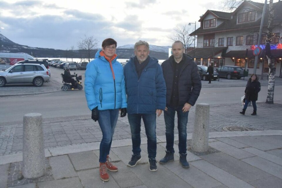BER OM BIDRAG. Ann Mari Zahl, Nils Ole Steinbakk og Tom Erik Pedersen stiller seg bak Fauske næringsforums initiativ for å få i gang gratis parkering i sentrum. BER OM BIDRAG. Ann Mari Zahl, Nils Ole Steinbakk og Tom Erik Pedersen stiller seg bak Fauske næringsforums initiativ for å få i gang gratis parkering i sentrum. Foto: Linn Braseth-Gulliksen