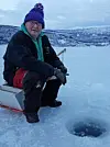GOD STOL. Reidar Jacobsen er en veteran på Saksenvika. Ryggen kan være litt vrang. Da er det godt med tilpassa isfiskestol. Foto: Trond Loge, Salten Friluftsråd