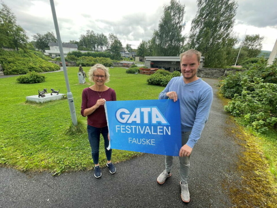 INVITERER TIL FEST. Nå lanserer Margrete Djupvik fra miljø- og aktivitetsavdelingen i Fauske kommune og Festivalsjef Morten Trælnes i Gatafestivalen SeniorGata, hvor de som ikke kan komme seg på festivalen i Fauske sentrum kan få sitt eget arrangement på Helsetunet. INVITERER TIL FEST. Nå lanserer Margrete Djupvik fra miljø- og aktivitetsavdelingen i Fauske kommune og Festivalsjef Morten Trælnes i Gatafestivalen SeniorGata, hvor de som ikke kan komme seg på festivalen i Fauske sentrum kan få sitt eget arrangement på Helsetunet. Foto: Helge Simonsen