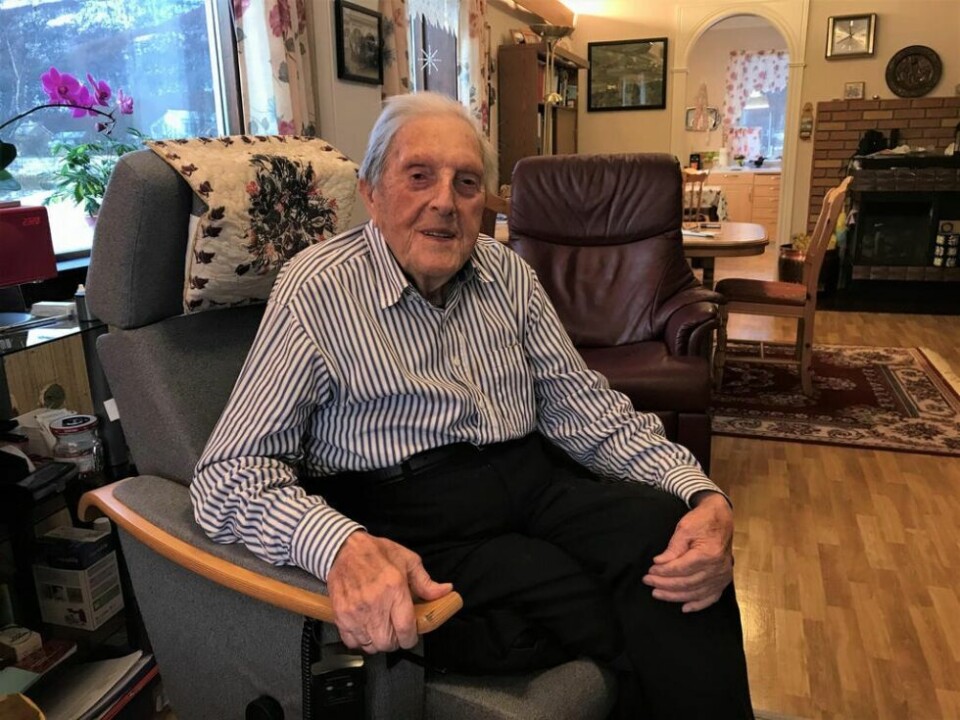 JUBILANT. Arvid Lundbakk på Sand feirer 100-årsdagen sin med 60 gjester og koldtbord på lørdag. - Årene er gått fort, synes Arild som heller ikke synes dagene går langsomt selv om han ikke kjører bil lenger. JUBILANT. Arvid Lundbakk på Sand feirer 100-årsdagen sin med 60 gjester og koldtbord på lørdag. - Årene er gått fort, synes Arild som heller ikke synes dagene går langsomt selv om han ikke kjører bil lenger. Foto: Sylvia Bredal