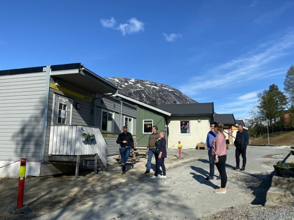 Formannskapet var på befaring i Straumen barnehage denne uka, for å få et bedre bilde av hvordan bygget og uteområdet er. Formannskapet var på befaring i Straumen barnehage denne uka, for å få et bedre bilde av hvordan bygget og uteområdet er. Foto: Eva S. Winther
