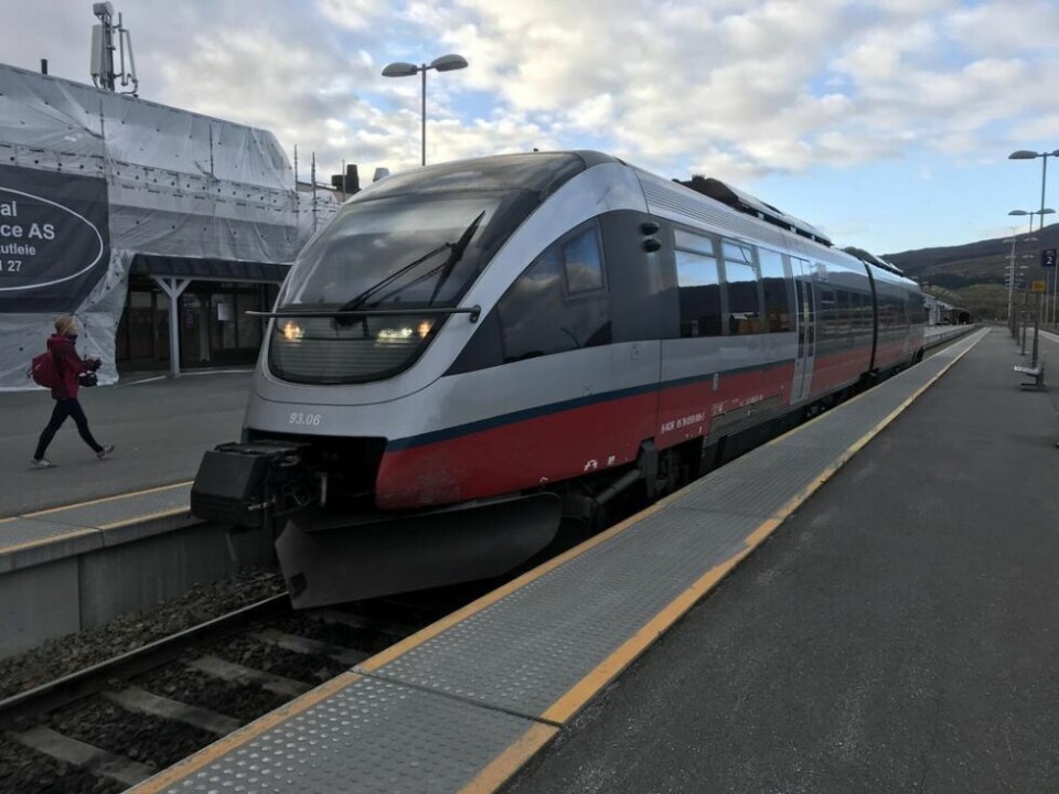 Saltenpendelen er et populært framkomstmiddel. Det er flere som velger tog enn buss når de skal reise mellom Fauske og Bodø. Saltenpendelen er et populært framkomstmiddel. Det er flere som velger tog enn buss når de skal reise mellom Fauske og Bodø. Foto: Frank Øvrewall