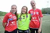 GJENNOM NÅLØYET. Ulrikke Wisth til venstre får være med på regional landslagsamling for 15-åringer i Trondheim. Her sammen med lagvenninene Maria Skog Pedersen og Tiril Ingvaldsen som var på talentsamlingen i håndball i Orkanger i sommer. Foto: Espen Johansen