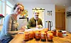 TIL GULROT-BYGDA. Mathilde Jakobsen og Håvard Johannes Winther gjør seg klar for å flytte både familien og marmelade-produksjonen til Valnesfjord. Sånn sett kommer de enda nærmere råvarene som kommer fra bygda. - Vi gleder oss veldig, sier Winther. Arkivfoto: Maria Trondsen