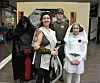FAMILIEHYGGE. Familien Gravem og Darth Revan på Intergalactic Weekend i Bodø. De har sydd sine egne kostymer, alle sammen. Fra venstre: Jakob Bang som Darth Revan, rebell Gro Gravem, soldat Torgrim Gravem og prinsesse Tora Gravem. Foto: Victoria Finstad