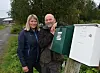MYE BESØK. Heidi Solaker og Robert Karlsson får mange henvendelser til sin adresse på grunn av en feil i Google Maps. Både pakker og gjester til hele Kosmovassveien har havnet hos de som bor i nummer 8. Foto: Frank Øvrewall