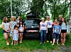 HELE FAMILIEN. Det er ikke så ofte vi har russiske biler på besøk på Fauske. Heidi og søster Anne med sine familier samlet i Sjåheiveien på Fauske. Fra venstre Gvansta, Heidi Olufsen, Maria, Ilia Utmelidze, Maria, Berit og Harald Olufsen, Anna, Trygve Anders og Ingrid Kindlihagen. Begge foto: Arild Bjørnbakk