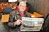 FØRSTE BUSSTUREN. Arne Larsen med avisen fra 40-årsmarkeringen. Han kjørte første rutebuss over fjellet i 1966, og var tilstede da veien kunne feire 50 år. Alle foto: Lars Olav Handeland