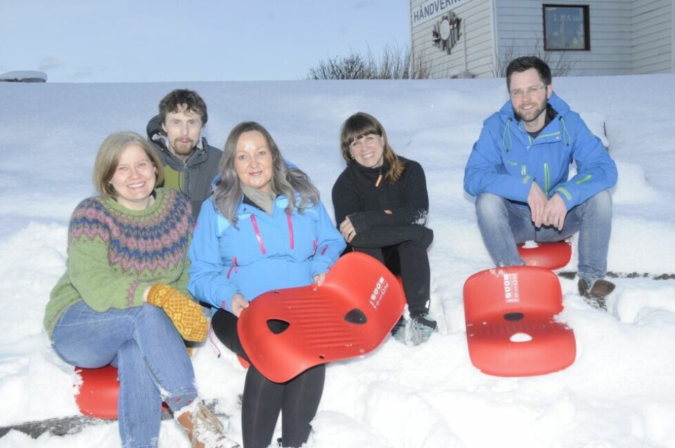 PRØVDE GAVEN. Nærmiljøutvalget testet ut gaven de fikk sammen med giveren, fra venstre Hanne Løkås Veigård, Øyvind Gundersen, Likse K. Bakkkegård, Mariann Texmo og Richard Skagen. PRØVDE GAVEN. Nærmiljøutvalget testet ut gaven de fikk sammen med giveren, fra venstre Hanne Løkås Veigård, Øyvind Gundersen, Likse K. Bakkkegård, Mariann Texmo og Richard Skagen. Foto: Arild Bjørnbakk