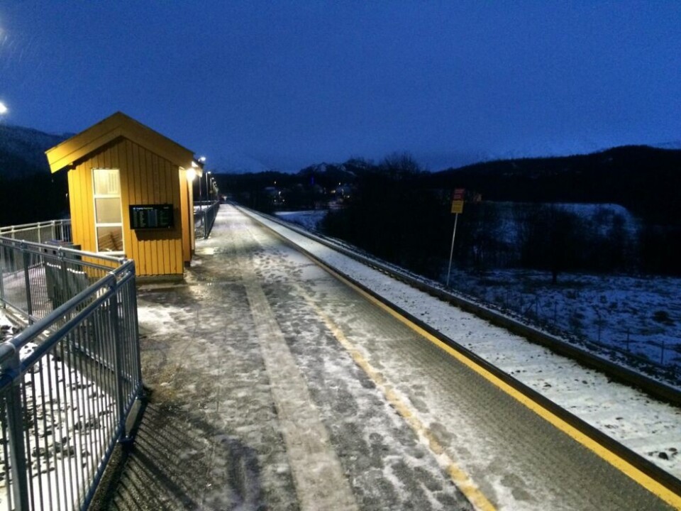 KALDT. Det kan gå på helsa løs hvis man står en time på en togstasjon i ti minus og frisk østavind og venter på en buss. Når NSB utsetter sine passasjerer for det, er det uansvarlig og uforsvarlig. KALDT. Det kan gå på helsa løs hvis man står en time på en togstasjon i ti minus og frisk østavind og venter på en buss. Når NSB utsetter sine passasjerer for det, er det uansvarlig og uforsvarlig. Foto: Frank Øvrewall