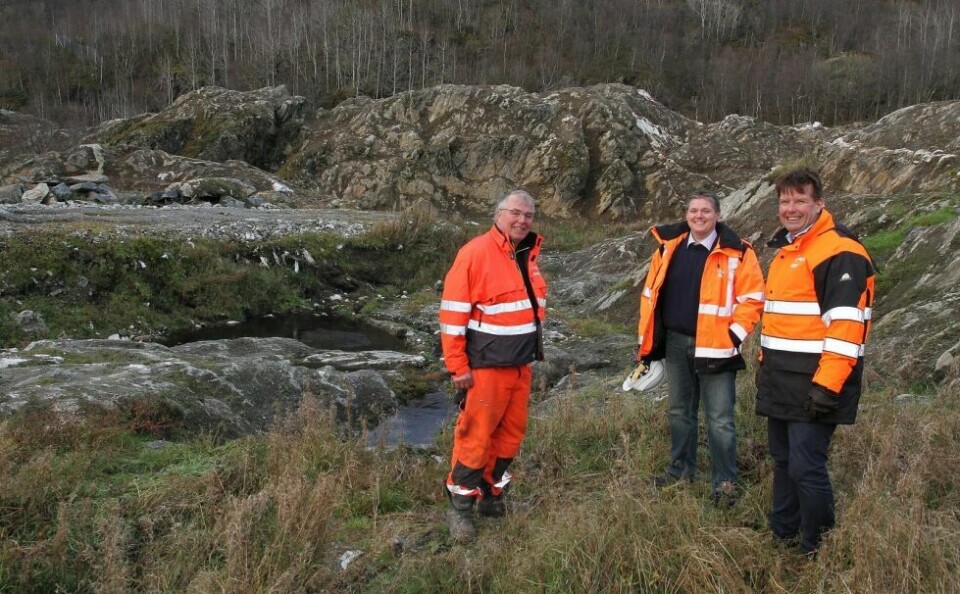 I dette området på deponiet på Vikan skal det daglig i nesten et år tas ut hele 120 semitrailerlass med masse. Fra venstre driftsleder John Arild Strand, nytilsatt daglig leder Harald Willumsen Østbø og administrerende direktør Leif Magne Hjelseng. I dette området på deponiet på Vikan skal det daglig i nesten et år tas ut hele 120 semitrailerlass med masse. Fra venstre driftsleder John Arild Strand, nytilsatt daglig leder Harald Willumsen Østbø og administrerende direktør Leif Magne Hjelseng.