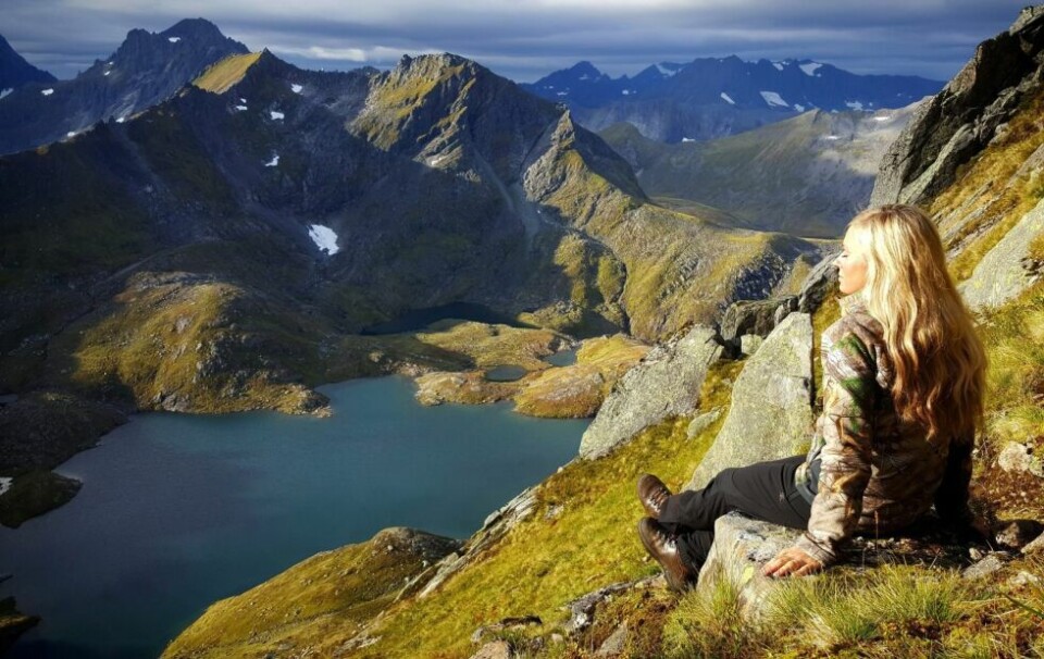 DRØMMEN. Lise Ailin Lorentzen går aldri på treningsstudio. Fjellet og naturen er hennes gym. I september fikk hun være med på hjortejakt i Møre og Romsdal sammen med flere andre jegere fra fire nasjoner, og et filmteam fra Skottland. Alle foto: Utlånt av Lise Ailin LorentzenPÅ POST. Jakt er også en tålmodighetsprøve. Mye av dagen brukes til å sitte musestille på post.IMPONERT. Darryl Pace i Pace Productions forteller at Lise har vært en viktig brikke i teamet og tok virkelig et tak når kamerautstyr skulle bæres opp og ned fjellsidene. DRØMMEN. Lise Ailin Lorentzen går aldri på treningsstudio. Fjellet og naturen er hennes gym. I september fikk hun være med på hjortejakt i Møre og Romsdal sammen med flere andre jegere fra fire nasjoner, og et filmteam fra Skottland. Alle foto: Utlånt av Lise Ailin Lorentzen