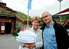 PÅ FARTEN. Barbara (58) og Andrej (60) Bienkiewicz fra Polen representerer gjennomsnittsturistene ved Nordnes camp og turistsenter. De skal bare sove ei natt på campinghytte og kjøre videre. Her har de vært inne og fått tak i håndduker og sengetøy i resepsjonen. Foto: Maria E. Trondsen