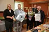 GLADE PRISVINNERE. Indre Salten boligbyggelag fikk Fauske kommunes næringspris for 2015. Fra venstre: Varaordfører Linda Salemonsen, styreleder Alf Roald Leier, kontorsjef Rita Sørgaard, ordfører Jørn Stene og daglig leder Helge Torbergsen. Foto: Helge Simonsen