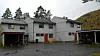 FULLE HUS. 60 flyktninger mellom 15 og 18 år er midlertidig bosatt i slike boliger på Hemmoen i Saltdal. For det får JB Eiendom betalt 781 kroner per person per døgn. Det synes Hero er mye. Foto: Maria Trondsen