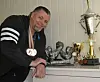 MEDALJEDRYSS. Kurt Kvikstad (49) fra Kvikstad i Skjerstad har vunnet flere medaljer i internasjonale mesterskap i håndbak. Han har vunnet i både høyre og venstre-håndskonkurranser, og han har vært både europamester og verdensmester. Alle foto: Ina Sand Solli