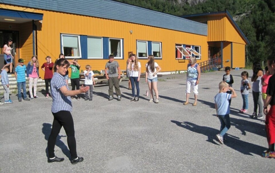 TOPP TI. I det fine været passet det godt med mye uteaktivitet og lek i skolegården på Nordsia oppvekstsenter, tidligere Leirfjorden skole, i Sørfold. Slik kan det være å vokse opp i en av topp ti beste oppvekstkommunene i Norge.