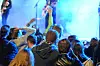FOLKELIV. Mange tok turen til Fauske sentrum lørdag kveld for å delta på «Fauske i Fest» med Postgirobygget, Ska Patrol og Mojoo. De festglade konsertgjengerne skapte lite bråk og en rolig helg for politiet. Foto: Ina Sand Solli