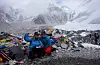 STORT ØYEBLIKK. Det å nå målet ved selveste Mount Everest, var et øyeblikk som er vanskelig å beskrive for både Lill Anita Pettersen (t.v.) og Lena Cecilie Pedersen. - Man er så sliten og så dårlig av høydesyke at det kjennes ut som det aldri skal gå, men så greier man det likevel. Det er veldig, veldig stort, sier Lill. Alle foto: Privat