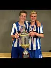 POKAL. Jonas Sørlie Dåbakk med Dana Cup-pokalen sammen med Lasse Hansen Lien fra Brønnøysund.
