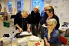 TRYKKER. Kursholder Kurt Edvin Blix hansen trykker motivet som er skjært inn på et stykke linoleum. Fra venstre Lisbeth Blekastad, Jack Inge Sørelv, Kari Thomassen og Turid Andersen. Foto: Sindre Groven