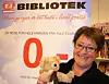 KOSEDAG. Biblioteksjef Rita Jørgensdatter markerer Bamsedagen mandag 27. oktober. - Vi gleder oss, sier hun, og tar godt tak i biblioteksbamsen. Foto: Fauske kommune