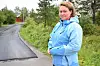 GODT FORNØYD. Veronika Ormåsen er glad for at de endelig asfalterer Sykehusveien. - Men når de bruker så mye penger på det, så syns jeg de bør asfaltere fullt ut, sier hun. Begge foto: Frida Kalbakk