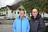 KOSER SEG. Programleder Tom Stiansen og produsent Alexander Berg-Hansen koste seg på Rognan under innspillingen av «71 grader nord - Norges tøffest kjendis» i september mens deltakerne var ute i fjellet og løste oppgaver. Foto: Sverre Breivik