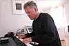 NOMINERT. Pianist og komponist Jan Gunnar Hoff har fått gode kritikker for den nye plata «Stille, stille vinternatt». Nå kan han også glede seg over en Grammy-nominasjon.