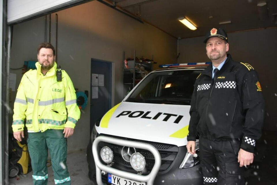 Kommunelege Gregory Hautois og lensmann Ronny Borge deltar i et spesielt 17. mai-tog søndag ettermiddag. Kommunelege Gregory Hautois og lensmann Ronny Borge deltar i et spesielt 17. mai-tog søndag ettermiddag. Foto: Sylvia Bredal (Arkiv)