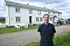 HELT SPESIELL. Espen Jensen foran Kvitnes gård, et helt spesielt spisested som har vakt internasjonal interesse. Foto: Alle foto: Stig Bjørnar Karlsen