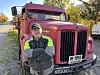 ENTUSIAST. Tomas Forsberg er veteranbilentusiast, og veldig glad i sin Scania Vabis 56, som han mener han fint kan kjøre til Sør Afrika med. Foto: Alle foto: Espen Johansen